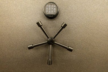 Solomonlar, Maryland Teh büyük bir silah kasasının ve kilit tekerleğinin önünde..