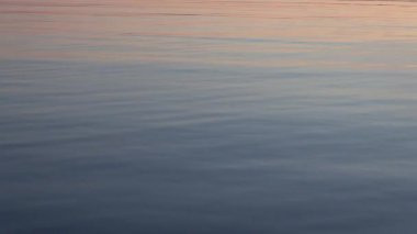 Broomes Adası, Maryland, ABD Patuxent Nehri 'nin sakin sularına günbatımı yansıyor.