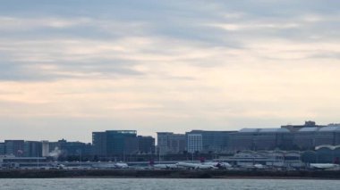 Washington DC, ABD Yolcu uçakları Potomac Nehri kıyısındaki Ronald Reagan Washington Ulusal Havalimanı 'na inip kalkıyor..