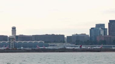 Washington DC, ABD Yolcu uçakları Potomac Nehri kıyısındaki Ronald Reagan Washington Ulusal Havalimanı 'na inip kalkıyor..