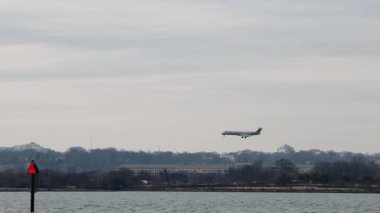 Washington DC, ABD Yolcu uçakları Potomac Nehri kıyısındaki Ronald Reagan Washington Ulusal Havalimanı 'na inip kalkıyor..