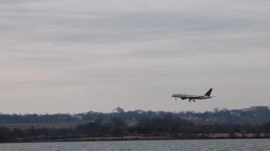 Washington DC, ABD Yolcu uçakları Potomac Nehri kıyısındaki Ronald Reagan Washington Ulusal Havalimanı 'na inip kalkıyor..