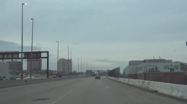 Baltimore, Maryland ABD. I95 'ten şehrin girişinde bir otoyol manzarası var.