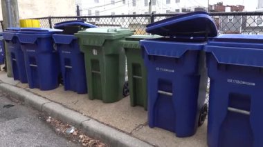 Baltimore, Maryland ABD Federal Hill mahallesindeki bir yerleşim yerindeki çöp kutularının sıraları.