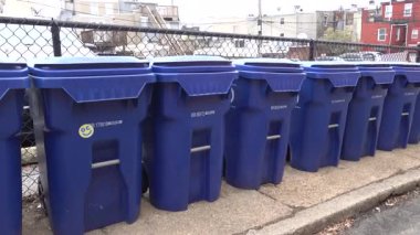 Baltimore, Maryland ABD Federal Hill mahallesindeki bir yerleşim yerindeki çöp kutularının sıraları.