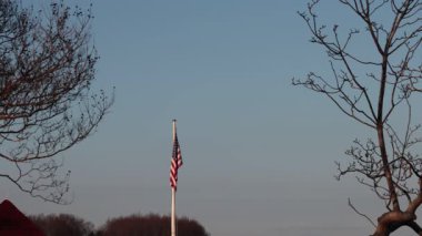 Solomonlar, Maryland ABD Bayrak direğinde bir Amerikan bayrağı dalgalanıyor.