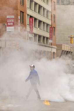 Baltimore, Maryland ABD 6 Ocak 2026 Buhar bulutları arasında yürüyen yayalar Batı Redwood Caddesi ve S Eutaw Caddesi şehir merkezinde.