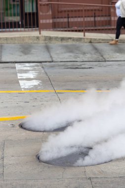 Baltimore, Maryland USAJan 6, 2026 Buhar bulutları arasında yürüyen yayalar Batı Redwood Caddesi ve S Eutaw Caddesi 'nin köşesinde şehir merkezinde.