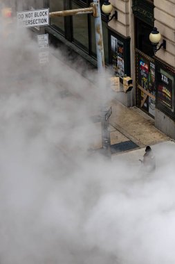 Baltimore, Maryland ABD 6 Ocak 2026 Doğu Baltimore Caddesi ve Guilfors Caddesi 'nde büyük bir buhar bulutu geçti..