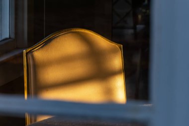 Sotterley, Maryland, ABD Pencereden geçen deri sandalyenin güneş ışığı detayı.