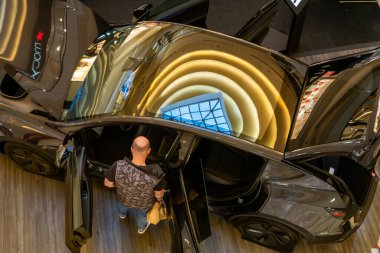 Washington DC 8 Ocak 2026 Tyson 's Corner Mall' da bir Tesla araba sergisi.