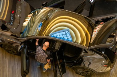 Washington DC 8 Ocak 2026 Tyson 's Corner Mall' da bir Tesla araba sergisi.