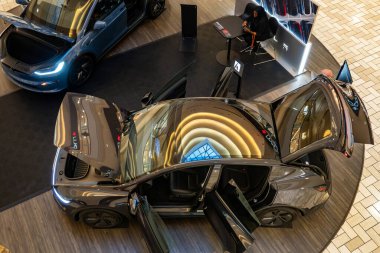 Washington DC 8 Ocak 2026 Tyson 's Corner Mall' da bir Tesla araba sergisi.