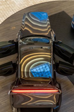 Washington DC 8 Ocak 2026 Tyson 's Corner Mall' da bir Tesla araba sergisi.