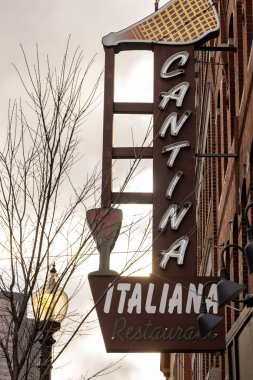 Boston, Mass, ABD 9 Ocak 2026 Kuzey ucunda Cantina Italiana adlı bir İtalyan restoranı için bir tabela..