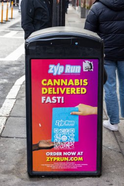 Boston, Mass, ABD 9 Ocak 2026 Çöp tenekesindeki bir tabela hızlı esrar teslimatı sunuyor.