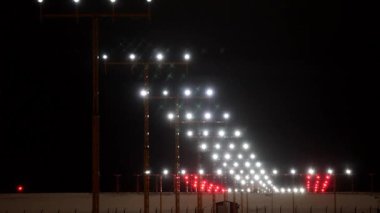 Stockholm, İsveç. Bir uçak kışın Arlanda Havaalanı 'ndaki bir piste iniyor..