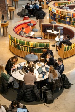 Stockholm, İsveç 26 Ocak 2026 Kraliyet Teknoloji Enstitüsü, KTH, Kütüphane 'de okuyan üniversite öğrencileri.