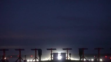 Stockholm, İsveç. Kışın Arlanda Havaalanı 'nda bir uçak kalkıyor..