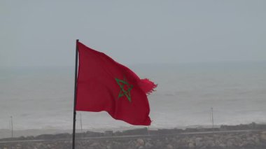 Rabat, Fas. Atlantik Okyanusu üzerinde Bab Oudayas, Udayas Kasbah üzerinde büyük bir Fas bayrağı dalgalanmaktadır..