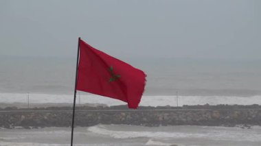 Rabat, Fas. Atlantik Okyanusu üzerinde Bab Oudayas, Udayas Kasbah üzerinde büyük bir Fas bayrağı dalgalanmaktadır..