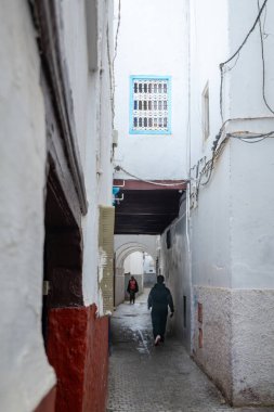 Rabat, Fas 29 Ocak 2026 Medine 'de dar bir sokakta yürüyen yerel yayalar..