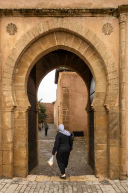 Rabat, Fas 29 Ocak 2026 Udayas 'ın Kasbah bölgesindeki yemyeşil Udayas Bahçeleri' nin kapısından bir kadın giriyor..