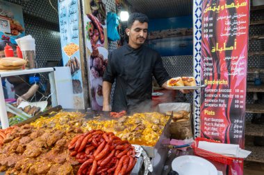 Rabat, Fas 29 Ocak 2026 Bir adam Medine 'de et ve sosis gibi sokak yemekleri pişiriyor..