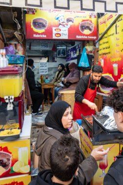 Rabat, Fas, 3 Şubat 2026 insanlar Medine 'de bir sokak yiyecek standının önünde toplanıyor..