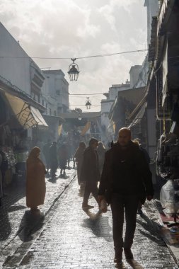 Rabat, Fas, 3 Şubat 2026 Güneşli bir günde Medine 'de yürüyen insanlar.
