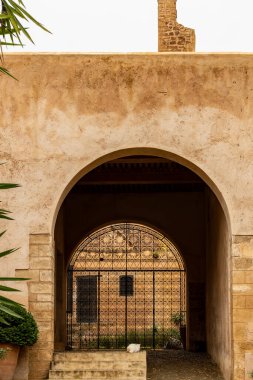 Rabat, Fas 29 Ocak 2026 Udayas 'ın Kasbah bölgesindeki Udayas Bahçeleri' nin sınır kapısında bir adam duruyor..