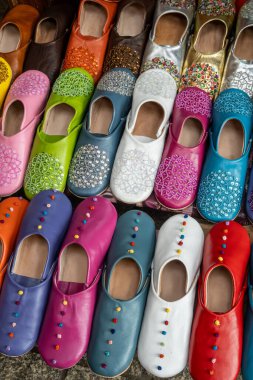 Rabat, Fas 29 Ocak 2026 Medine 'de satılık el yapımı deri ayakkabılar..