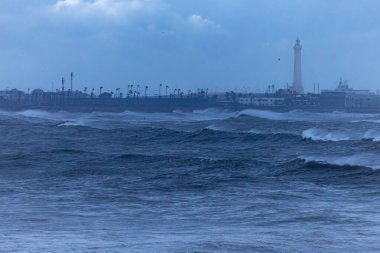 Kazablanka, Fas Atlantik Okyanusu 'ndan kıyı şeridine vuran büyük dalgalar.