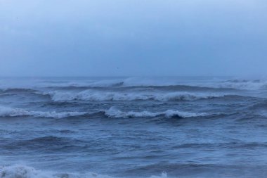 Kazablanka, Fas Atlantik Okyanusu 'ndan kıyı şeridine vuran büyük dalgalar.