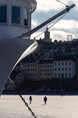 Stockholm, İsveç 12 Şubat 2026 Güneşli bir kış gününde şehir merkezinde buz pateni yapan insanlar.
