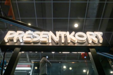 Stockholm, İsveç 12 Şubat 2026 Bir alışveriş merkezindeki kapalı yer tabelasına göre hediye kartı satan bir makinenin üstünde.