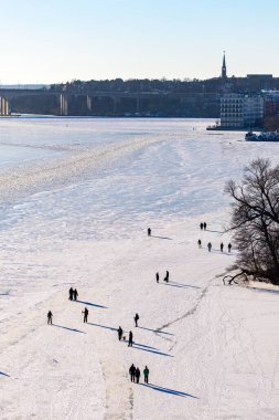 Stockholm, İsveç 14 Şubat 2026 İnsanlar Malaren Gölü 'nde buz pateni yapıyorlar..