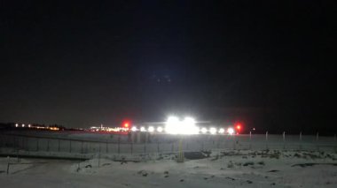 Stockholm, İsveç. Bir ticari uçak kışın Arlanda Havaalanı 'na iniyor..