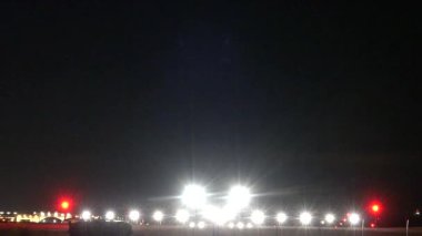 Stockholm, İsveç. Bir ticari uçak kışın Arlanda Havaalanı 'na iniyor..