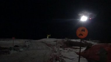 Stockholm, İsveç. Bir ticari uçak kışın Arlanda Havaalanı 'na iniyor..