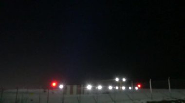 Stockholm, İsveç. Bir ticari uçak kışın Arlanda Havaalanı 'na iniyor..