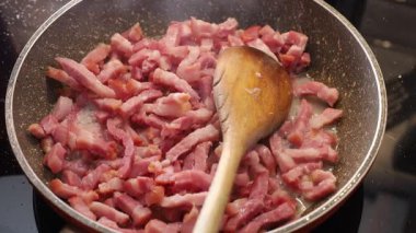 Stockholm, İsveç Pastırması Tavada kızarıyor.