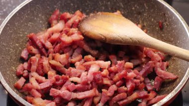 Stockholm, İsveç Pastırması Tavada kızarıyor.