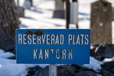 Holo, İsveç Holo Kilisesinde İsveççe ayrılmış bir park tabelası der ki: Cantor 'a ayrılmıştır..