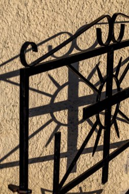 Trosa, İsveç Trosa Kilisesi 'nde dövülmüş demir bir çitin üzerindeki gölge..