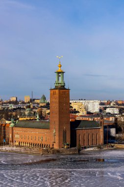 Stockholm, İsveç 20 Şubat 2026 Belediye Binası ya da Stadshuset 'in kış buzu manzarası.