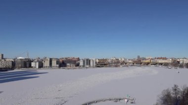 Stockholm, İsveç Kışın güneşli bir günde Lijeholmskajen bölgesinin karlı bir manzarası.
