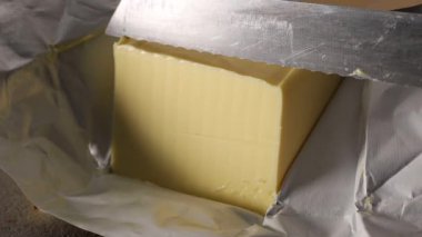 Stockholm, İsveç Aşçı bir parça tereyağını büyük bir bıçakla keser.