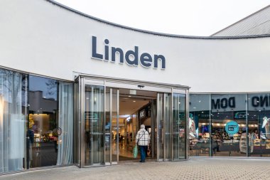 Norrkoping, İsveç 26 Şubat 2026 Yaya ve alışveriş merkezinin dışındaki Linden Alışveriş Merkezi..