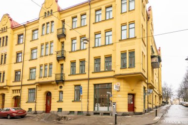 Norrkoping, İsveç 26 Şubat 2026 Nygatan 'da kış aylarında şehir merkezinde tipik bir sarı ev cephesi..